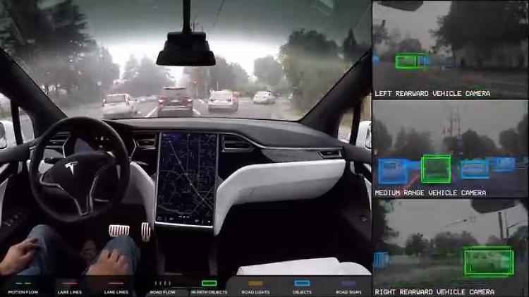 A bordo della Tesla a guida autonoma