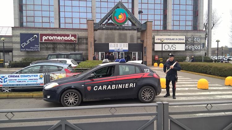 Tentano di rubare caffè salumi e formaggi: denunciati