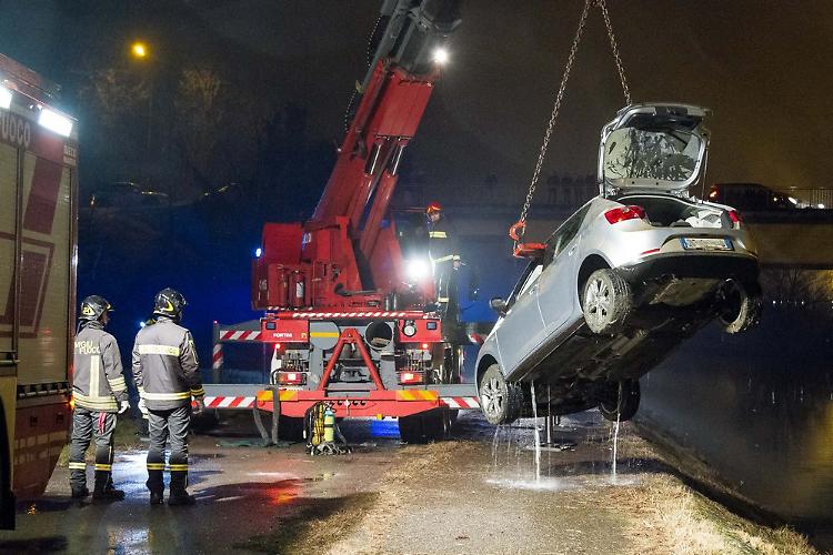 auto nel canale