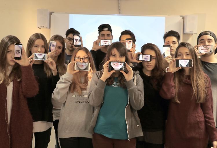 Una settimana senza social. Solo in tre resistono