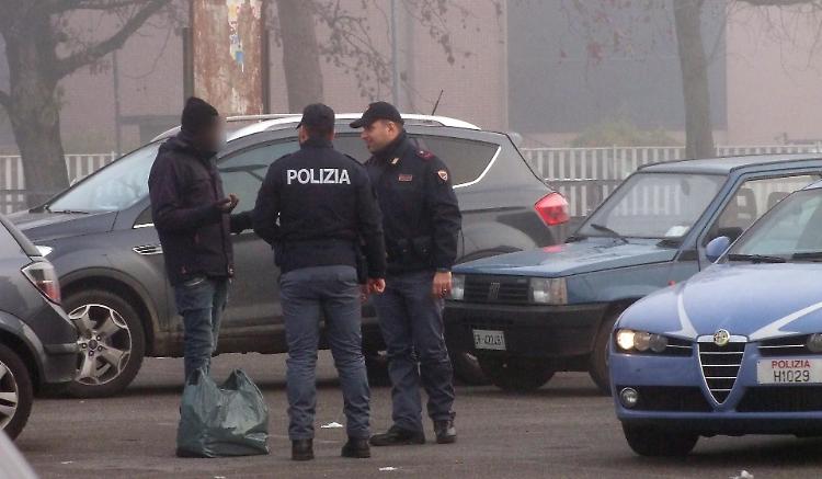 Venditori molesti, espulsioni e permessi commerciali revocati