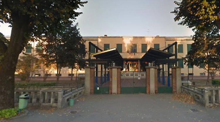 Plafoniera caduta, tecnici al lavoro nelle aule deserte