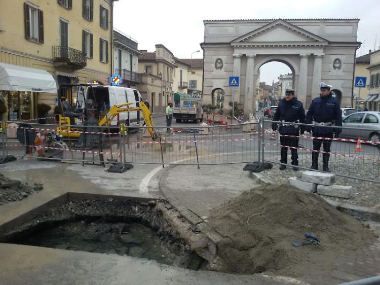 Perdita d'acqua e voragine, chiusa al traffico Porta Ombriano
