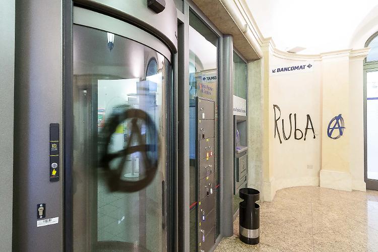 Raid anarchico alla Popolare, le telecamere filmano due uomini incappucciati 