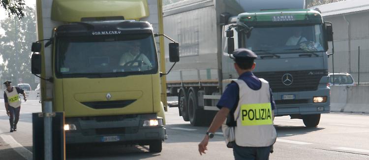 Per evitare la multa, offr&igrave; 50 euro a un poliziotto: autotrasportatore a processo