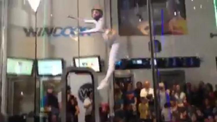 La danza nel vuoto di Maja: il volo acrobatico è virale