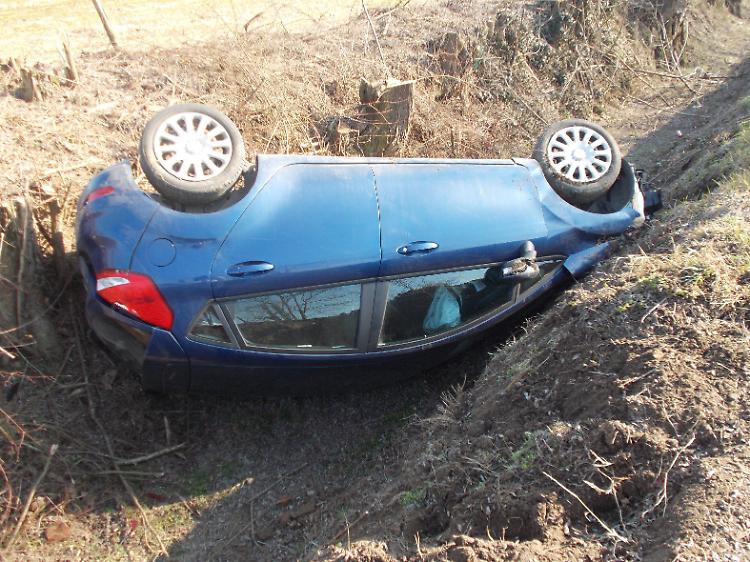 Fuori strada, auto nel fosso: spavento e ferite per un 54enne