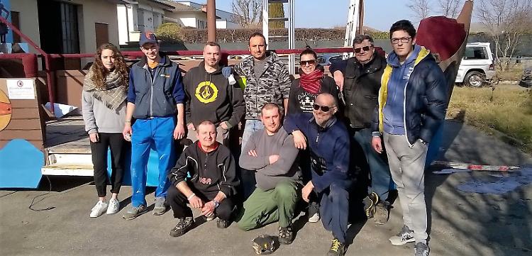 Il carnevale unisce le generazioni: esperti e giovani al lavoro sui carri