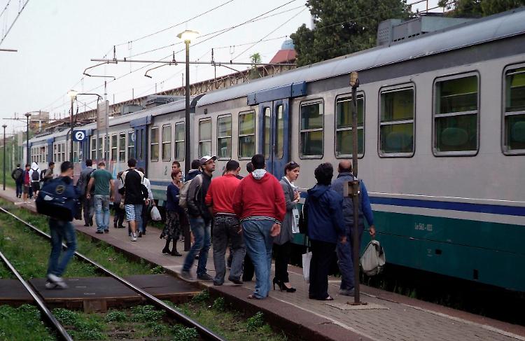 Nebbia fitta, il macchinista 'salta' la stazione