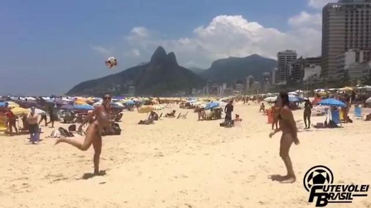 Rio, regine del 'futevolei': volteggi e acrobazie in spiaggia