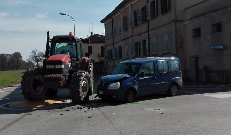 Auto contro trattore, una donna ferita
