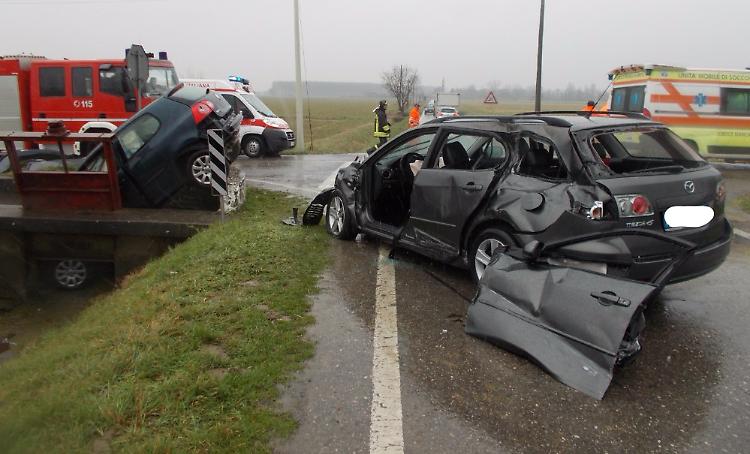 Violento scontro frontale, ferite serie per i conducenti