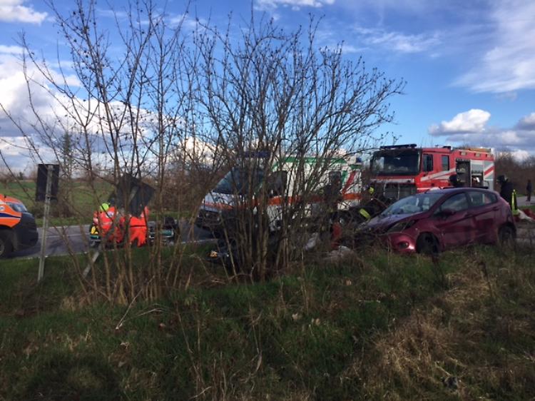 Frontale tra auto e furgone donna ferita