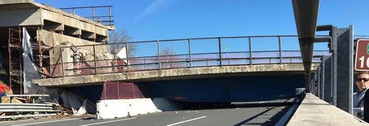 Crolla ponte sulla A14, forse morti    