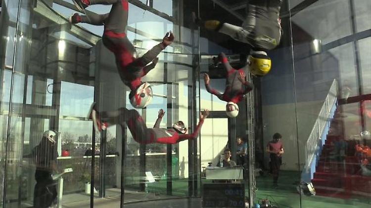 Indoor skydiving, a Milano il simulatore di caduta libera più grande del mondo 