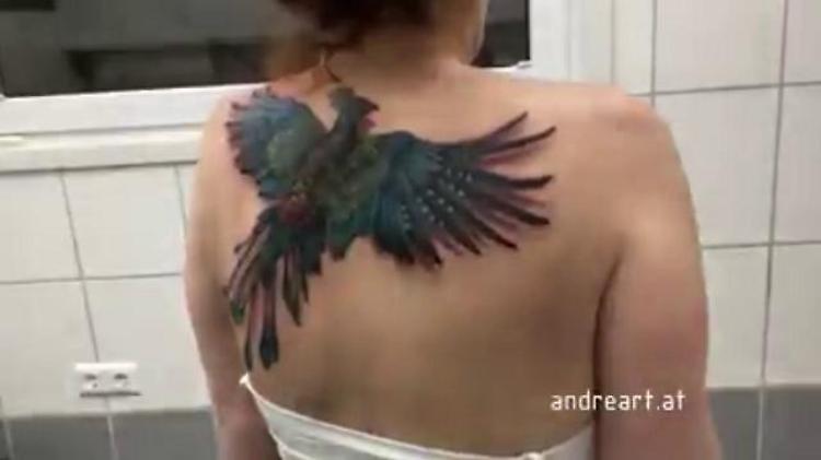 Austria, la fenice spicca il volo: l'illusione ottica del tatuaggio