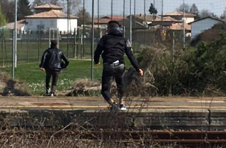 Tentano di rubarle l'auto, proprietaria li insegue e li fotografa