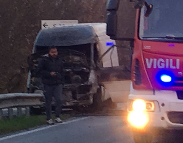 Auto prende fuoco, salvi tutti i passeggeri