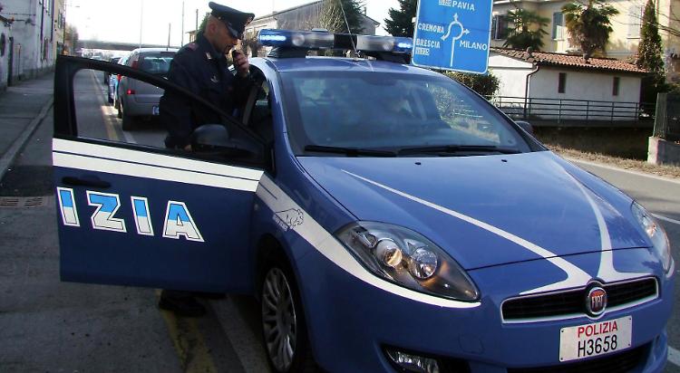 Lo stanno sfrattando, minaccia di lanciarsi nel vuoto