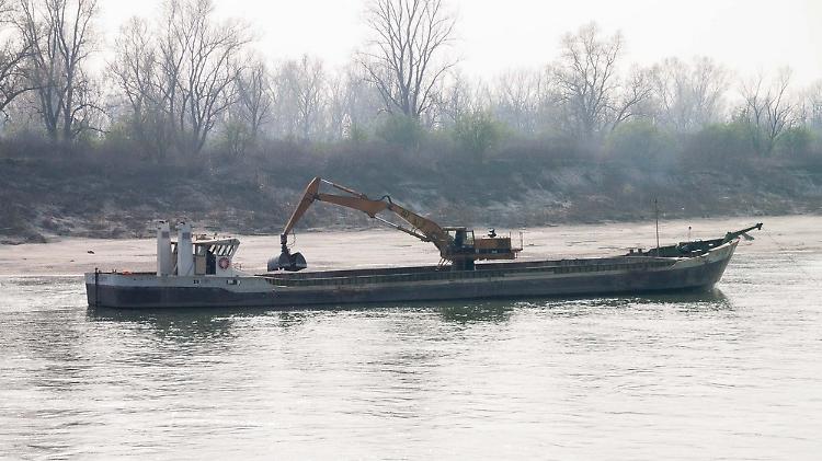 Nave incagliata, seconda draga al lavoro