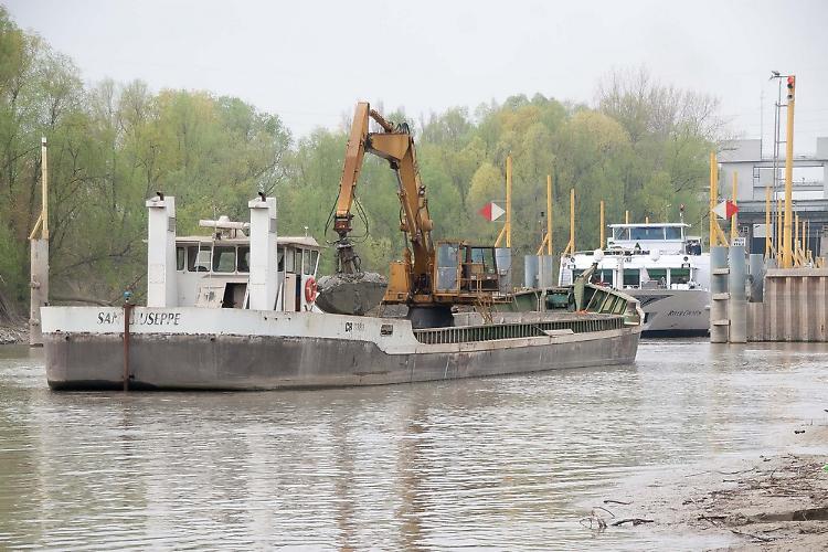 Liberata la barca intrappolata