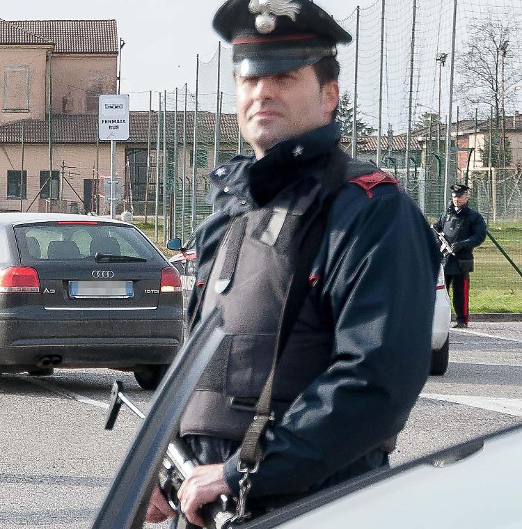 Faccia a faccia con i ladri, chiusa dai banditi in camera da letto
