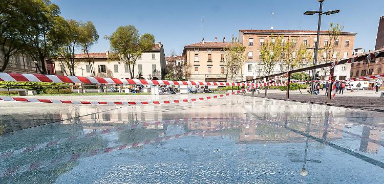 Piazza Marconi, vetrata danneggiata: fettucce per segnalare il pericolo