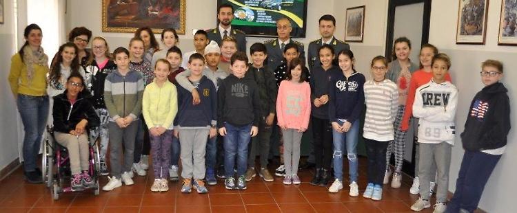 Alunni della scuola primaria a lezione dalle Fiamme Gialle