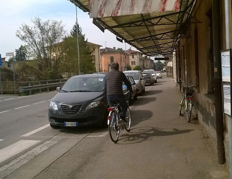 Via Brescia, nulla è cambiato: bici padrone del marciapiede