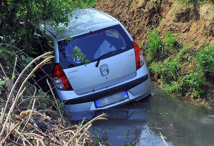 Auto esce di strada e finisce nel fosso