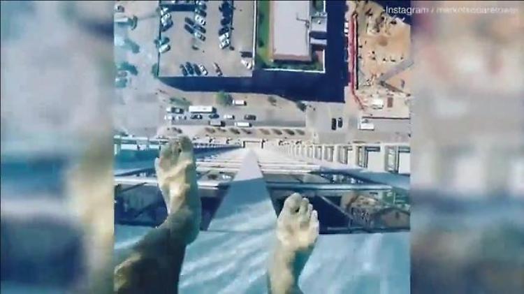 Texas, un tuffo per coraggiosi: la piscina trasparente è sospesa nel vuoto