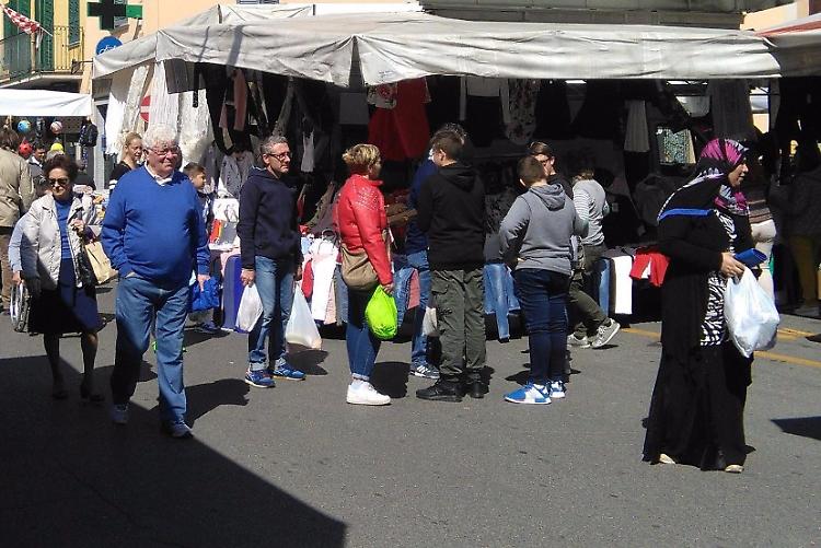 Mercato dell'Angelo, folla in città