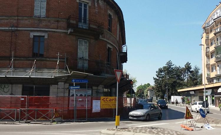 Edificio da abbattere, città divisa in due