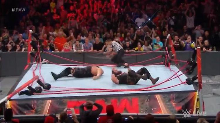 Quando il wrestler esagera: la mossa di Big Show distrugge il ring