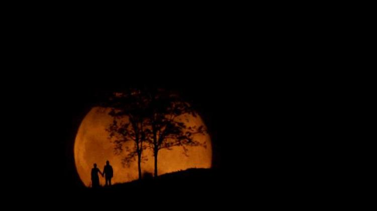 Torino, sorge la Luna gigante e fa da sfondo agli innamorati