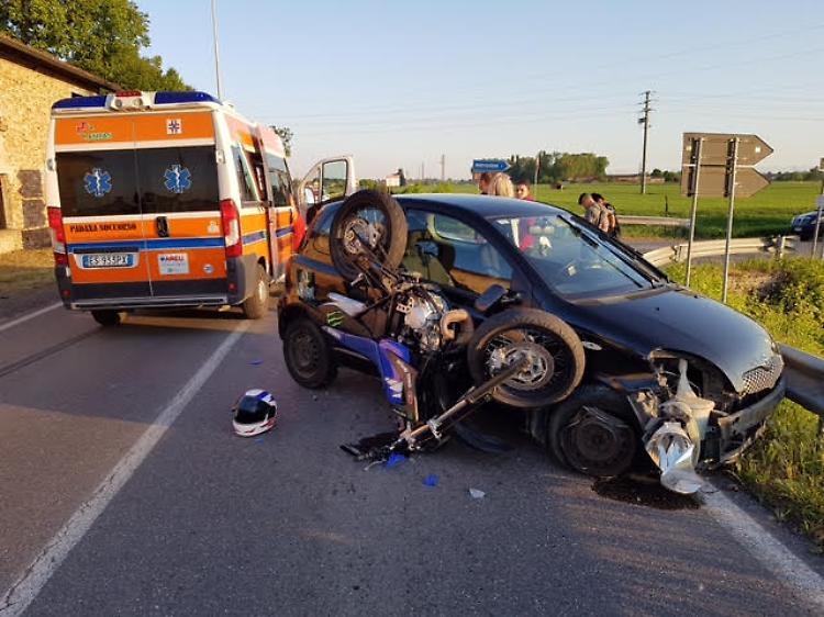 Scontro sull'Asolana, motociclista ferito