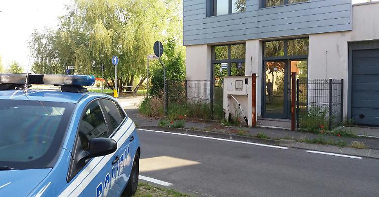 Senzatetto passano la notte nella villa disabitata