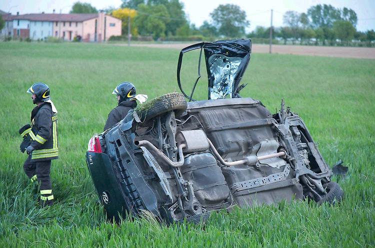Schianto sulla 420Auto contro due camper