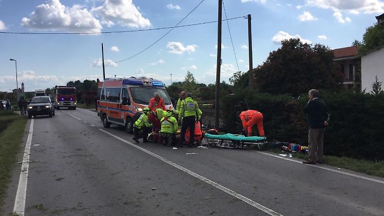 Scontro tra auto e moto, ferito centauro 50enne