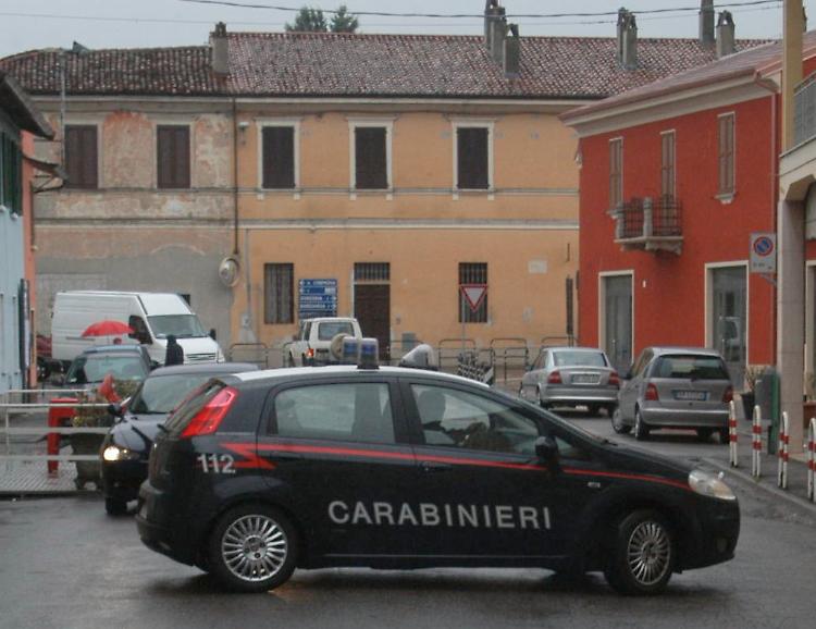 Furto, pistola in faccia e fuga: coppia minacciata in casa