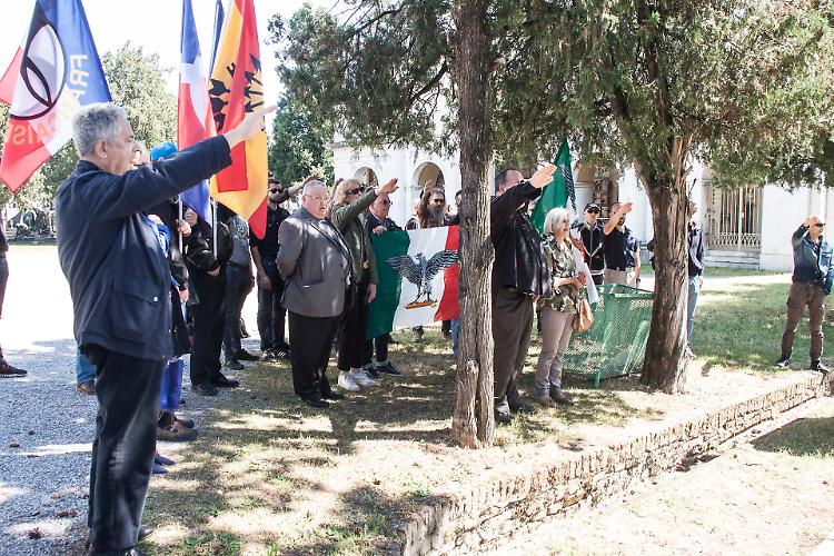 Saluti romani alla commemorazione al cimitero