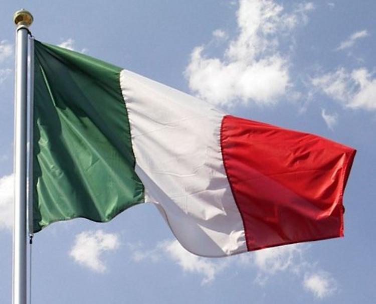Ci unisce il tricolore Non il rosso néil blu