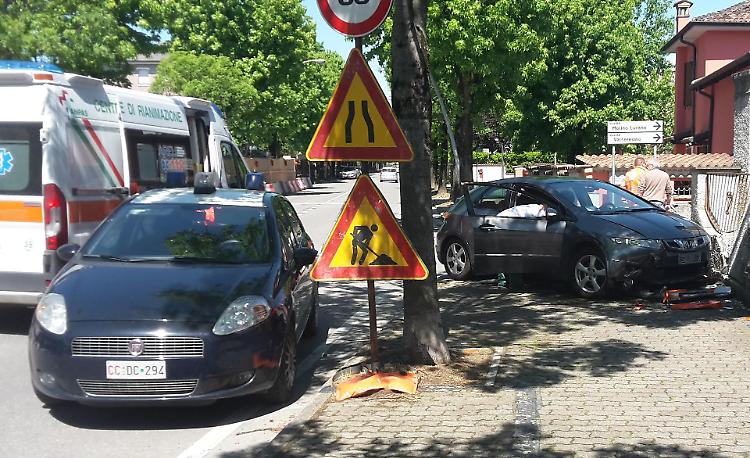 Perde il controllo, sbatte contro un muro di cinta: 28enne ferita