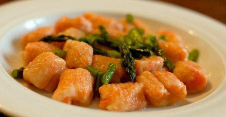 LA RICETTAGnocchi di carote agli asparagi