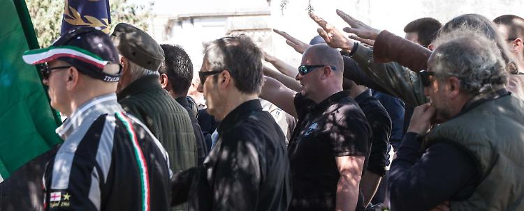 Saluti romani in tribunale, informativa di Digos e polizia locale