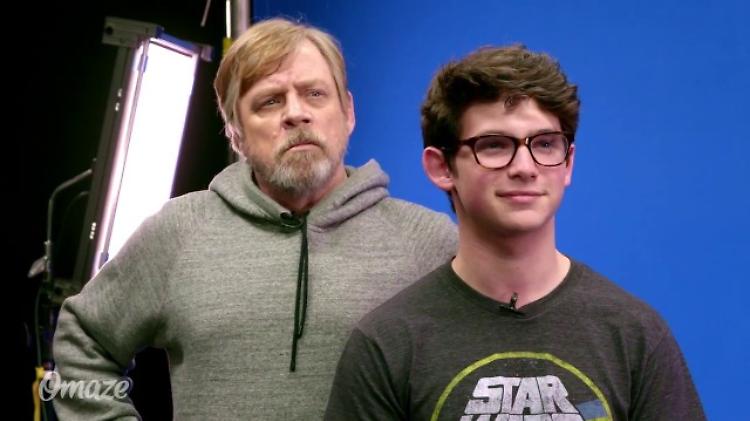Star Wars Day, Mark Hamill abbraccia il lato oscuro... a fin di bene