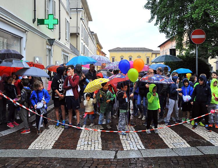 Istituto Crema 1, marciano bambini, nonni e genitori