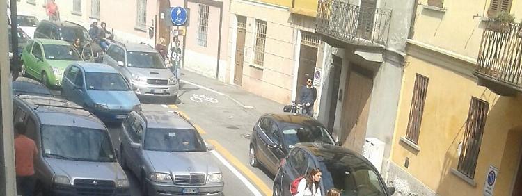 Via XI febbraio chiusa all'uscita degli studenti da scuola