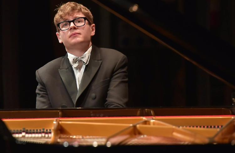 Trionfa al Comunale la stella del pianoforte Pavel Kolesnikov