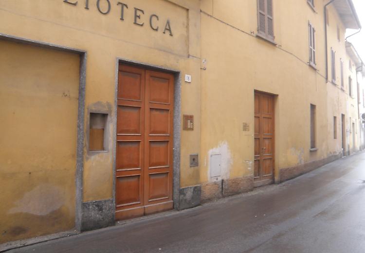 Ruba una borsetta e si schianta, ladro fugge a mani vuote
